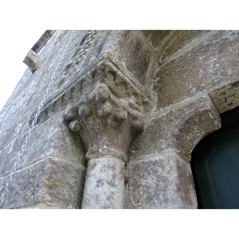 Source caption: "Capitel de la portada occidental."