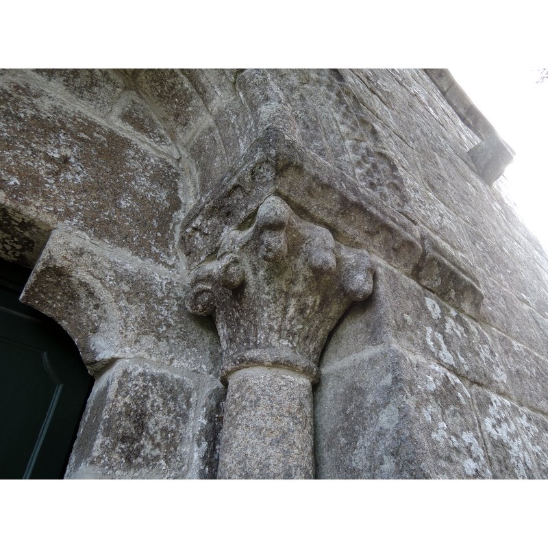 Source caption: "Capitel de la portada occidental."