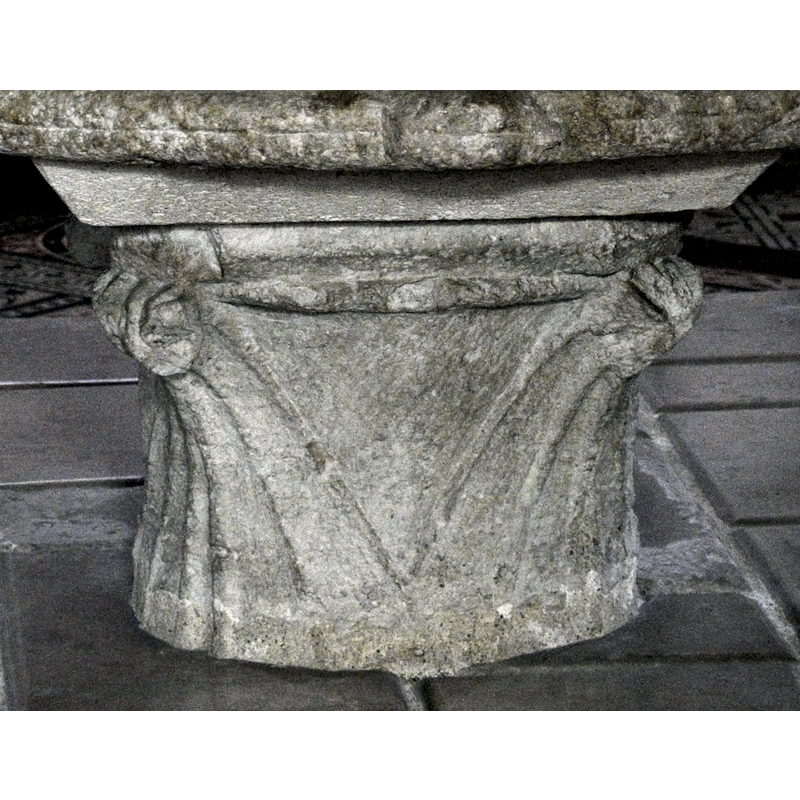 around the sides of the short pedestal base; noted in Palissy [ref.: PM45000353] as one of "Ces chapiteaux qui supportaient la cuve baptismale proviennent du jardin du presbytère [...] 13e siècle".