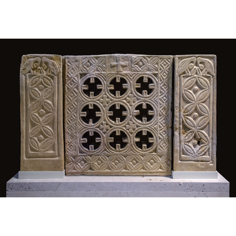 Source caption: "Reconstrucción de un cancel hecho a partir de una docena de fragmentos originales. Proceden de una basílica en Recópolis, ciudad fundada por Leovigildo en la actual Zorita de los Canes, Guadalajara." -- although the source does not specify the location where these pieces are now held it is presumed to be the MAN (Museo Arqueológico Nacional), Madrid, Spain
