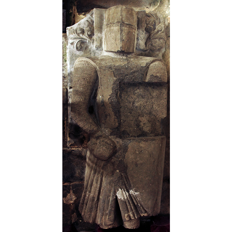 Source caption: "Rare and mutilated Purbeck Marble tomb effigy of an early 13th century knight (c1200-1225) in St.Leonard's Chapel [...] One of only four examples of 'banded mail' and one of eight ' cask' or 'barrel' helmet effigies in the Country, thought to represent Robert de Tattershall, who died in 1212." [NB: rotated and edited detail]