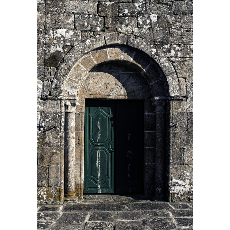 Source caption: "Portal oeste da igrexa de San Martiño de Riobó, no concello pontevedrés da Estrada."
