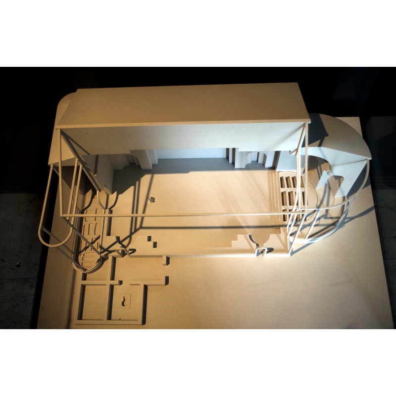 Source caption: "Maqueta de la Basílica paleocristiana de Marialba de la Ribera. Escala 1:75, en sección e idealizada. Museo de León (León, España)." [NB: the baptismal font, seen here in one of the four quadrangles attached to the southwest end of the basilical church, is of the sunken piscina type, as illustrated in Schlunk's 1978 work]