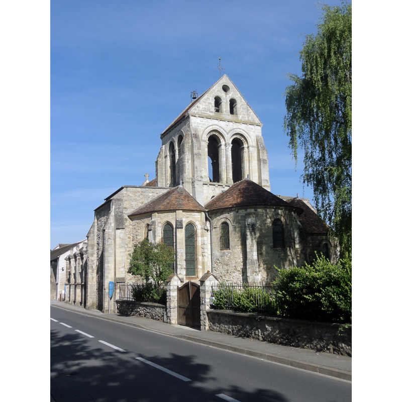 Source caption: "L'église Saint-Étienne de Fosses, dont le chœur et la partie centrale de la nef, de style romane, datent du XIIe siècle. L'on remarquera le rapport inhabituel des proportions entre la tour et la nef, et le transept à toits plats."