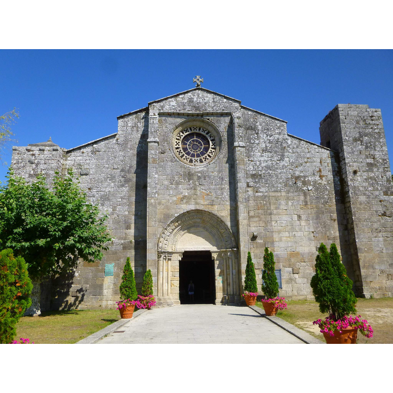 Source caption: "Hastial occidental de la iglesia con orígenes en el siglo XIII."
