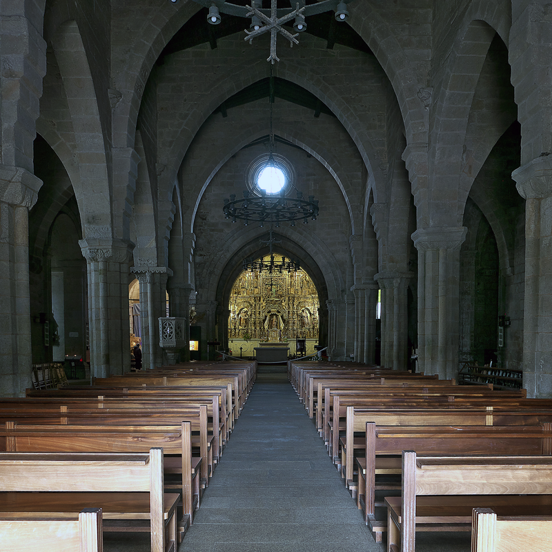 Source caption: "Nave central de la iglesia (s. XIV)"