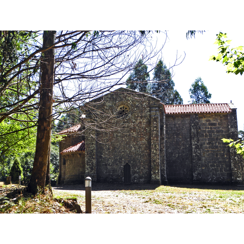 Source caption: "Igrexa románica situada no monte co mesmo nome. Segundo a inscrición da fachada foi construída en 1187. Pertenceu a un convento de agustinos, que foi abandonado no século XVI"
