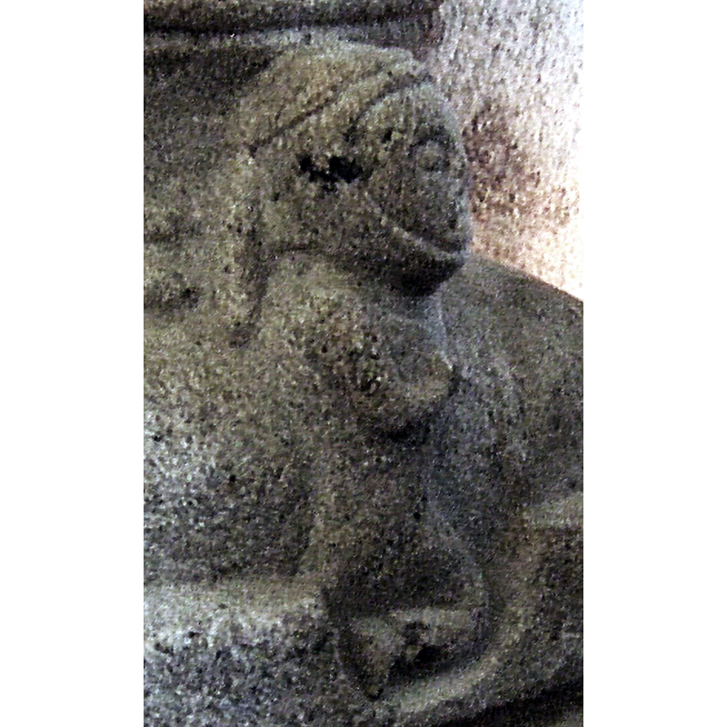Source caption: "Personaje orante en uno de las basas de la capilla mayor. "