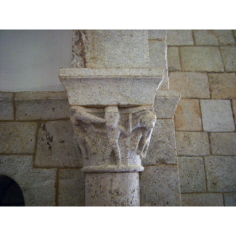 Source caption: "Capitel con escena de caza en la capilla sur."
