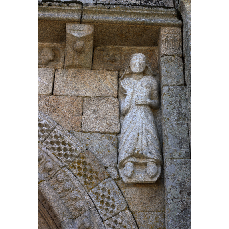 Source caption: "Westportal mit weiblicher Skulptur" [NB: some sources identify this figure as st. Anne]