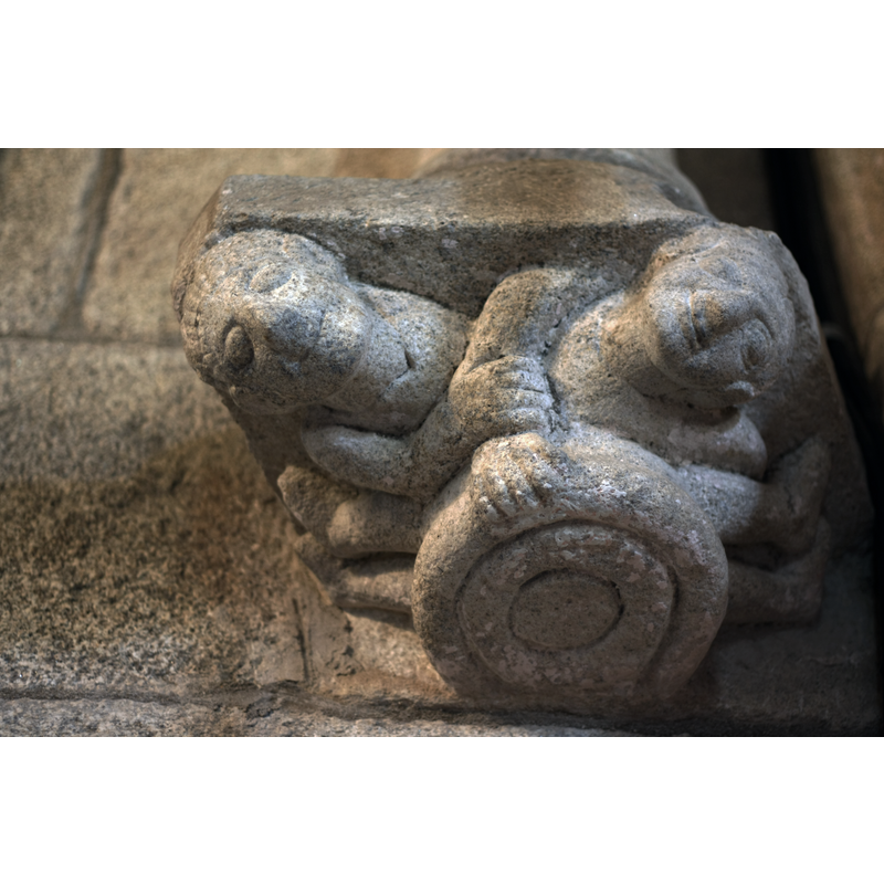Source caption: "Kragstein mit zwei Figuren".