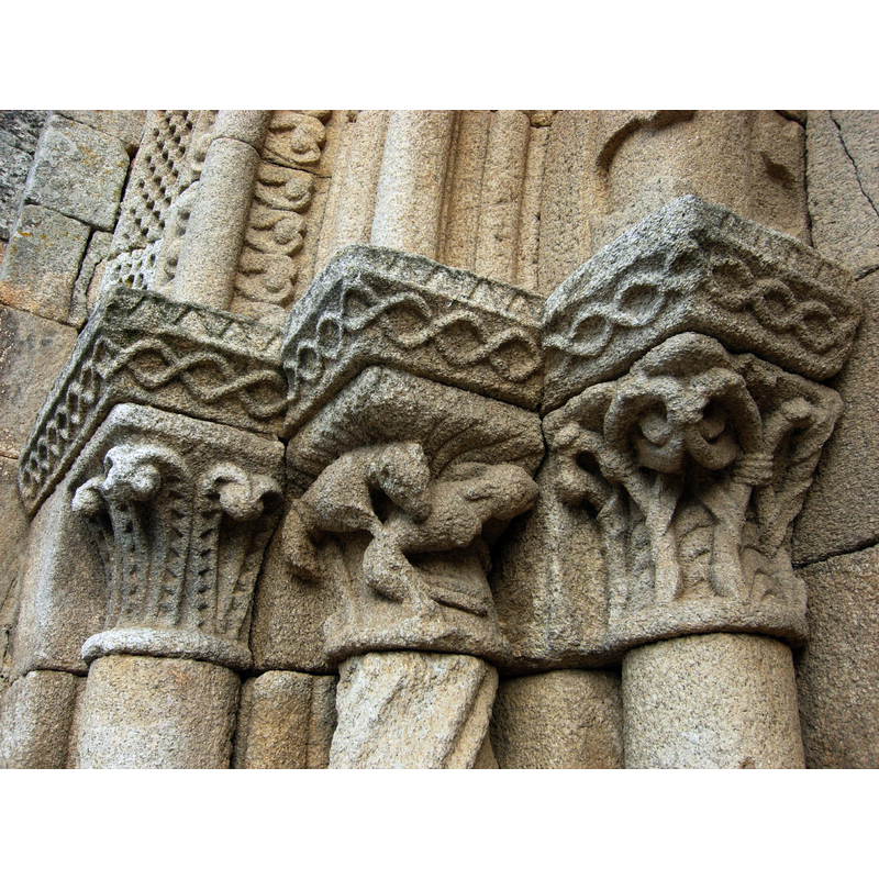 Source caption: "Capiteles en el lado izquierdo de la portada occidental."