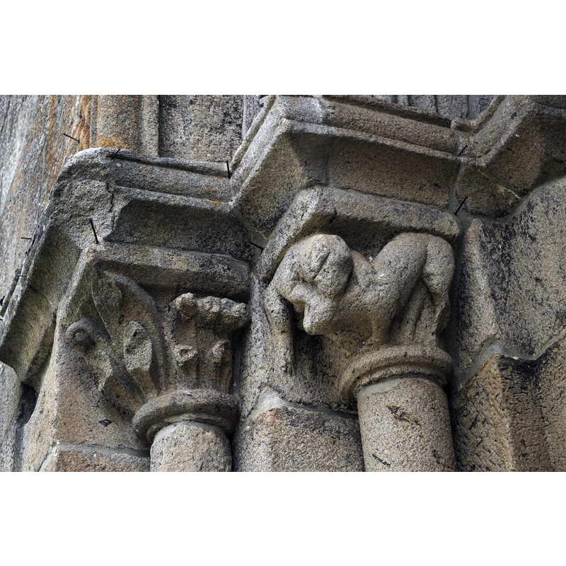 Source caption: "Romanische Kirche Nossa Senhora da Azinheira in Outeiro Seco [...] Kapitelle am Portal".