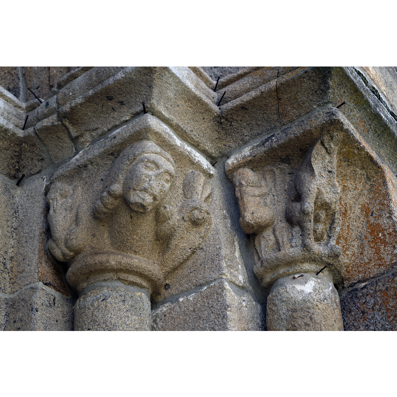 Source caption: "Romanische Kirche Nossa Senhora da Azinheira in Outeiro Seco [...] Kapitelle am Portal".