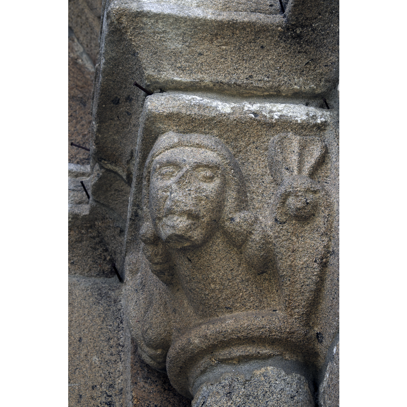 Source caption: "Romanische Kirche Nossa Senhora da Azinheira in Outeiro Seco [...] Kapitelle am Portal".