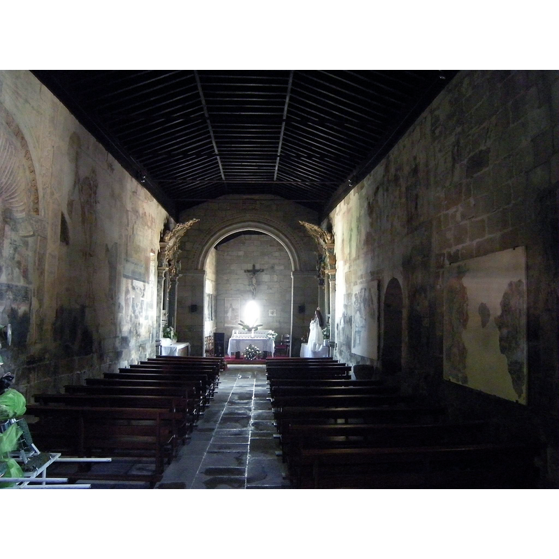 Source caption: "En el interior de la iglesia se encuentran unas pinturas murales, probablemente del siglo XVI." [NB: there is a stone stoup by the south doorway -- no details available]