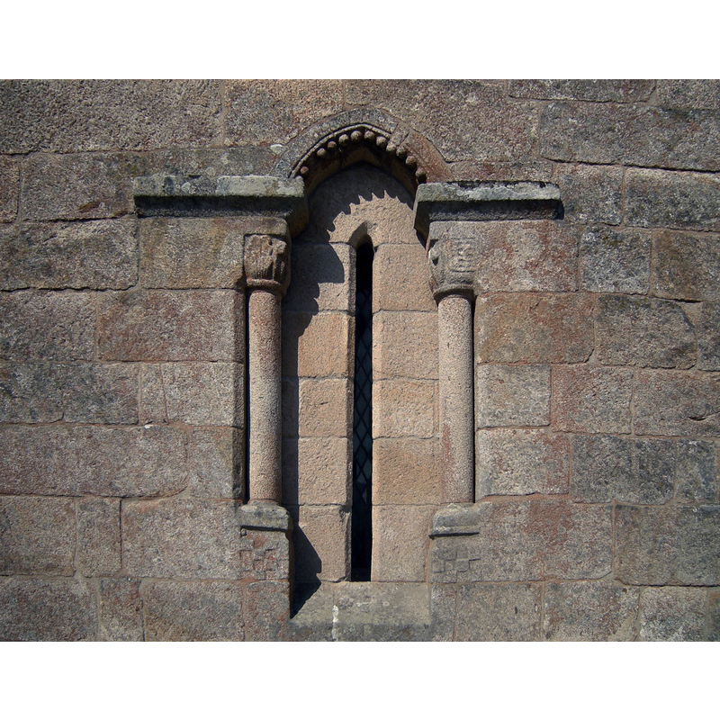 Source caption: "Ventana en el testero plano del ábside."