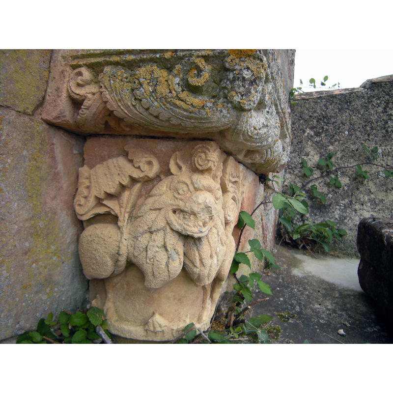Source caption: "Uno de los capiteles de la espadaña nos muestra a estos dos leones afrontados."