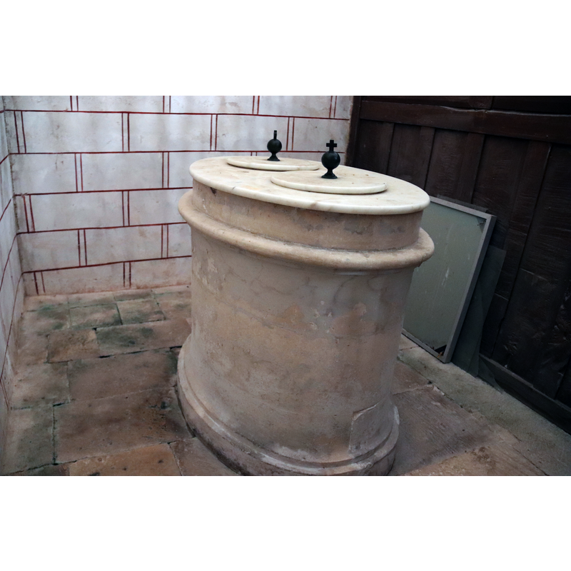 this font is modern; exact date unknown (the priginal font of this church is reported in 1974 and 1978 in a museum in Chauvigny)