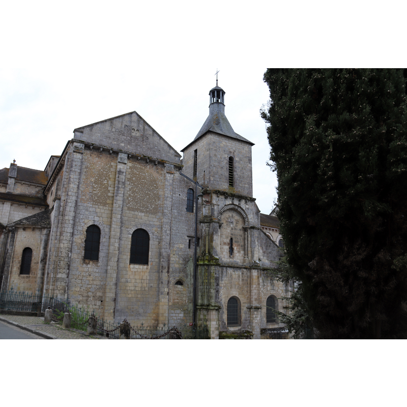showing the north transept; to the left, outisde the image is the apse