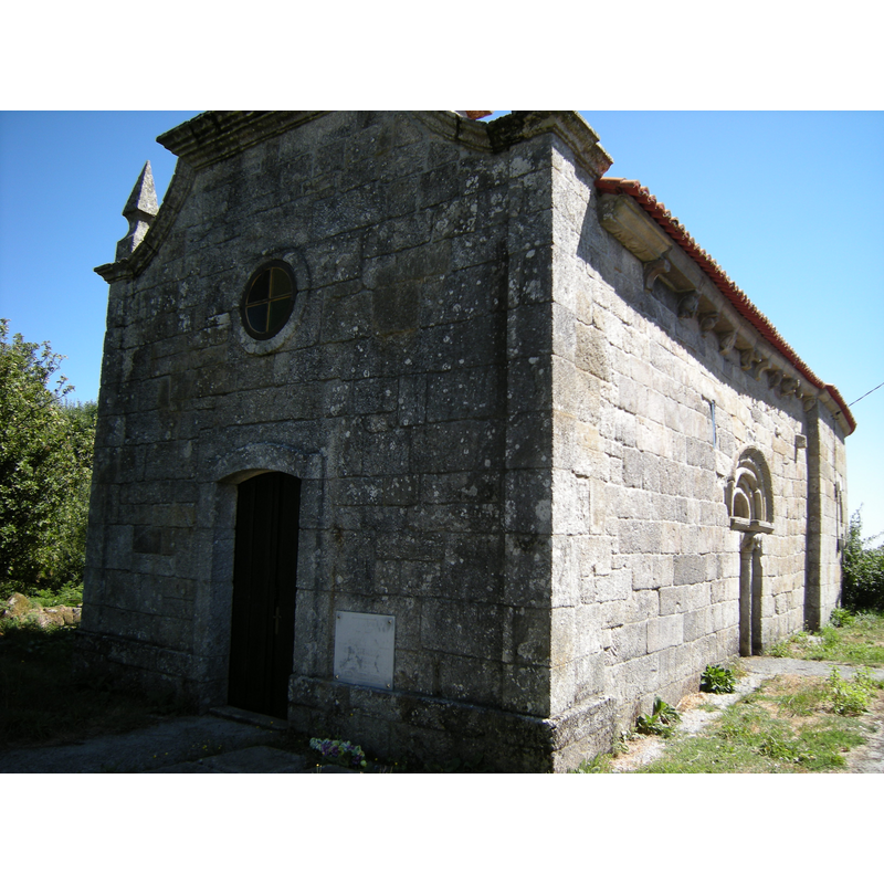 Source caption: "Fachada occidental moderna y muro sur de la nave."