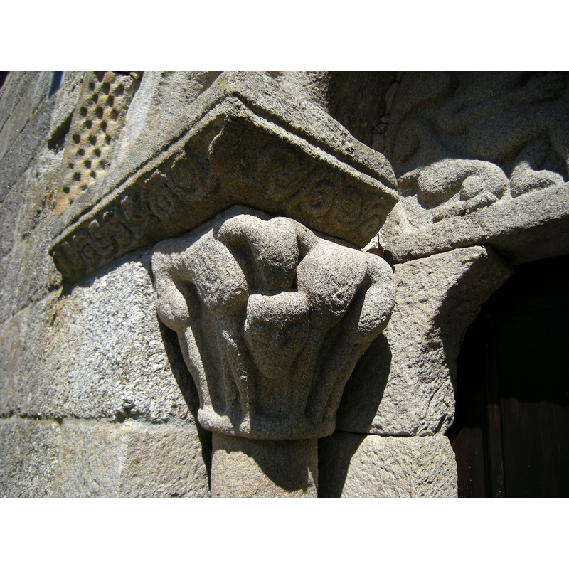 Source caption: "Capitel de la portada meridional."