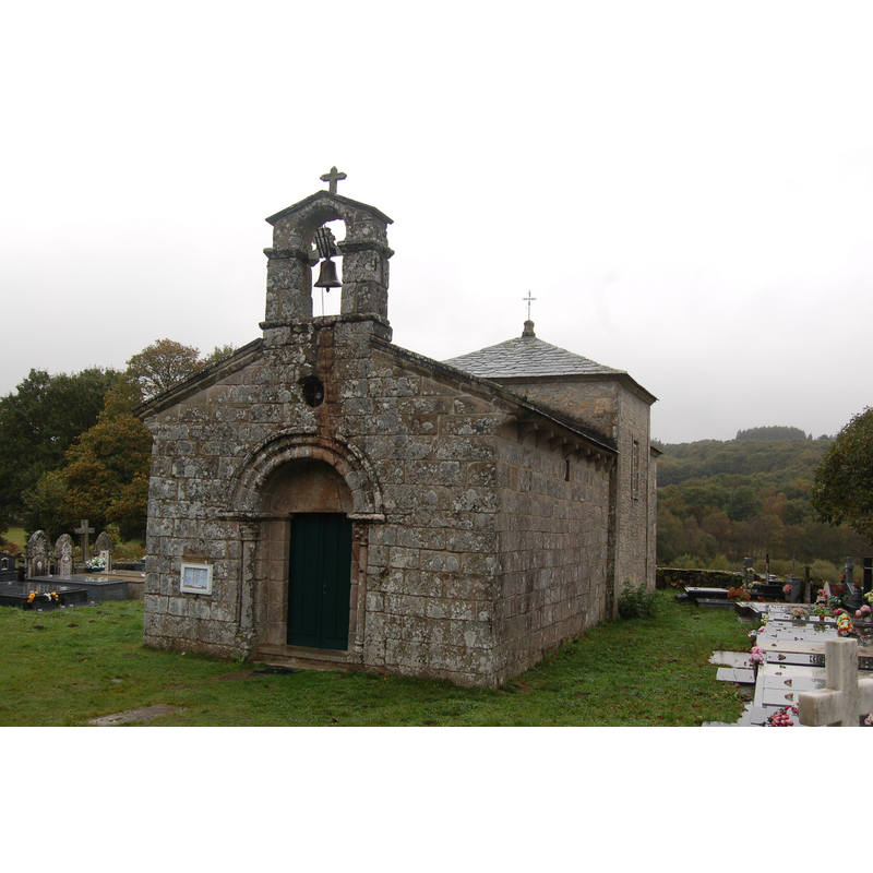Source comment: "Conserva íntegros los muros de la nave, con dos portadas en el hastial norte y oeste."