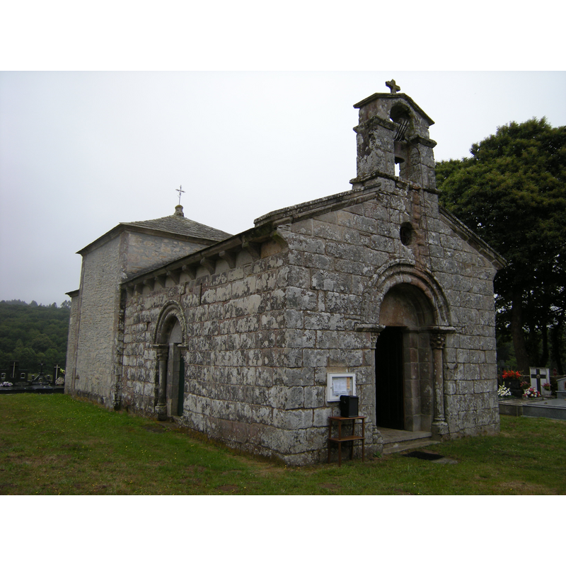 Source caption: "Conserva íntegros los muros de la nave, con dos portadas en el hastial norte y oeste."
