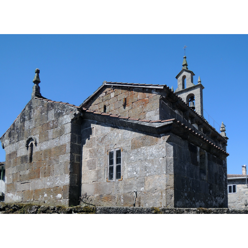 Source caption: "En el muro norte del ábside fue añadida la sacristía en época posterior".