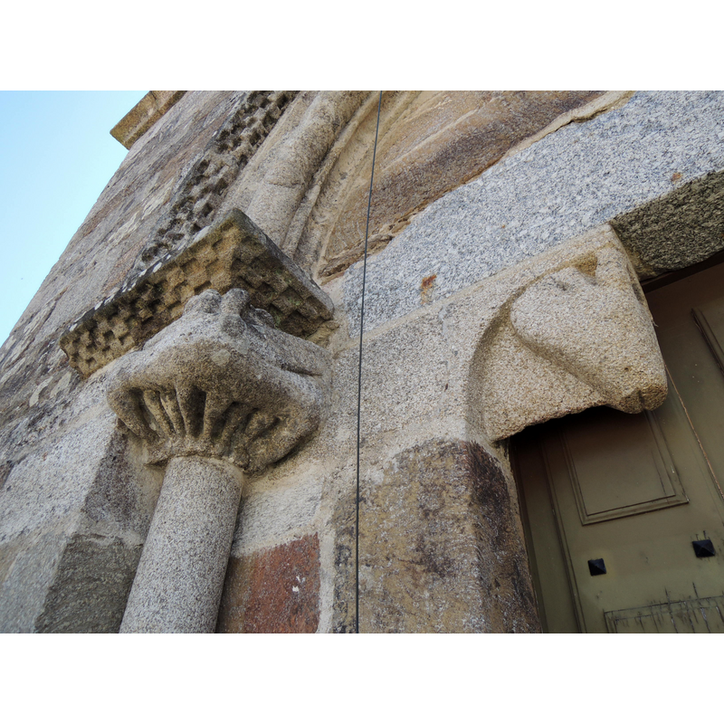 Source caption: "Capitel y mocheta en la portada occidental."