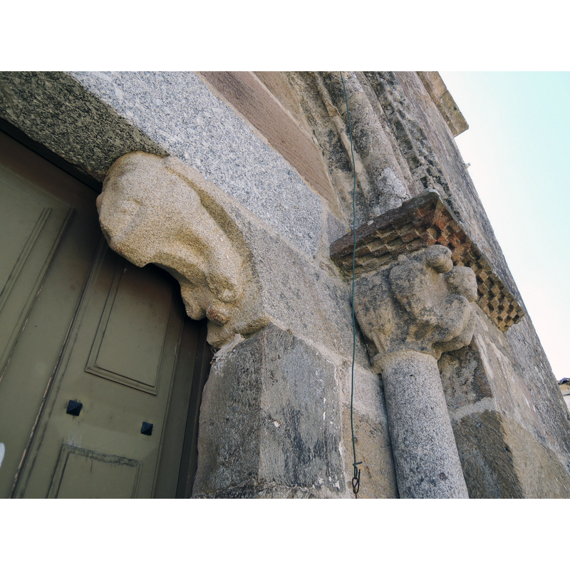 Source caption: "Capitel y mocheta en la portada occidental."