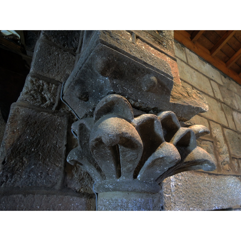 Source caption: "Capitel izquierdo del arco triunfal."