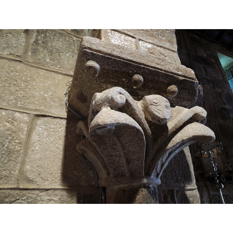 Source caption: "Capitel derecho del arco triunfal."