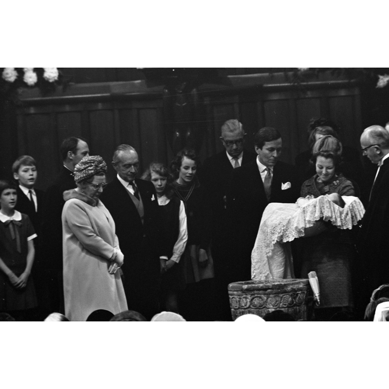 Source caption: "Doop Prins Johan Friso in Domkerk te Utrecht bij het doopvont v.l.n.r. Prins Claus , Prinses Beatrix met Prins Johan Friso en ds. Kater".
