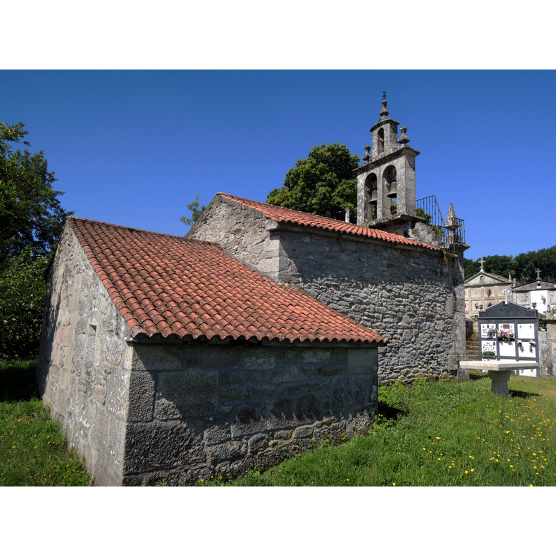 Source caption: "Iglesia de San Vicente da Grade, Chantada. Iglesia de origen románico muy transformada en el siglo XVIII."