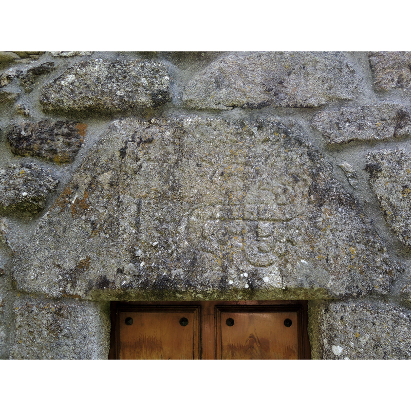 Source caption: "La puerta meridional conserva un dintel con una curiosa cruz."