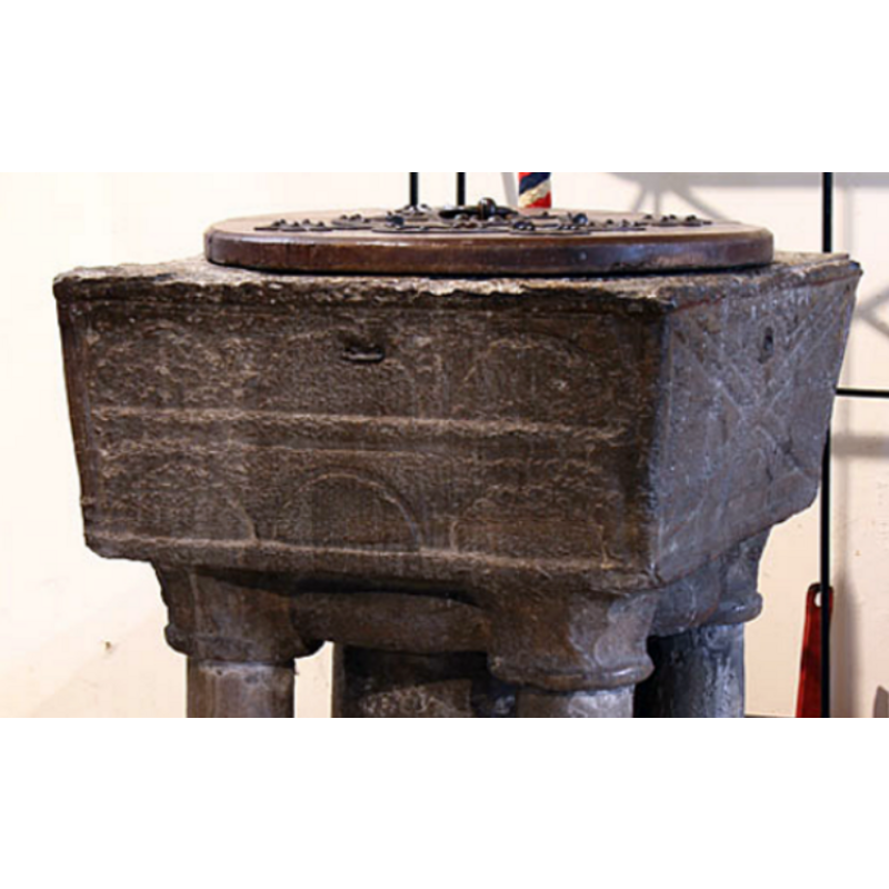 forming the capitals of the outer colonnettes of the base; the ones on the lower base are damaged and cemented over