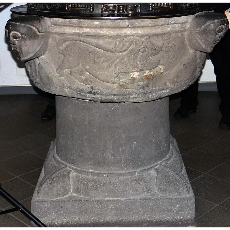 showing the side with the lion passant
