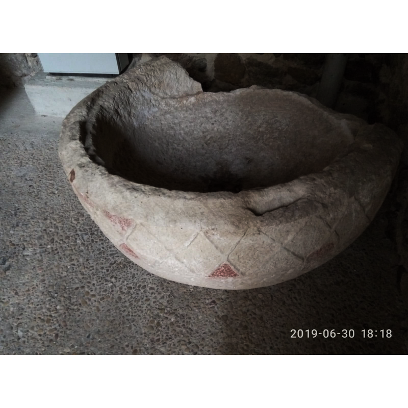 the fragment of the old font as displayed in June 2019 -- notice the large indentation on the upper rim