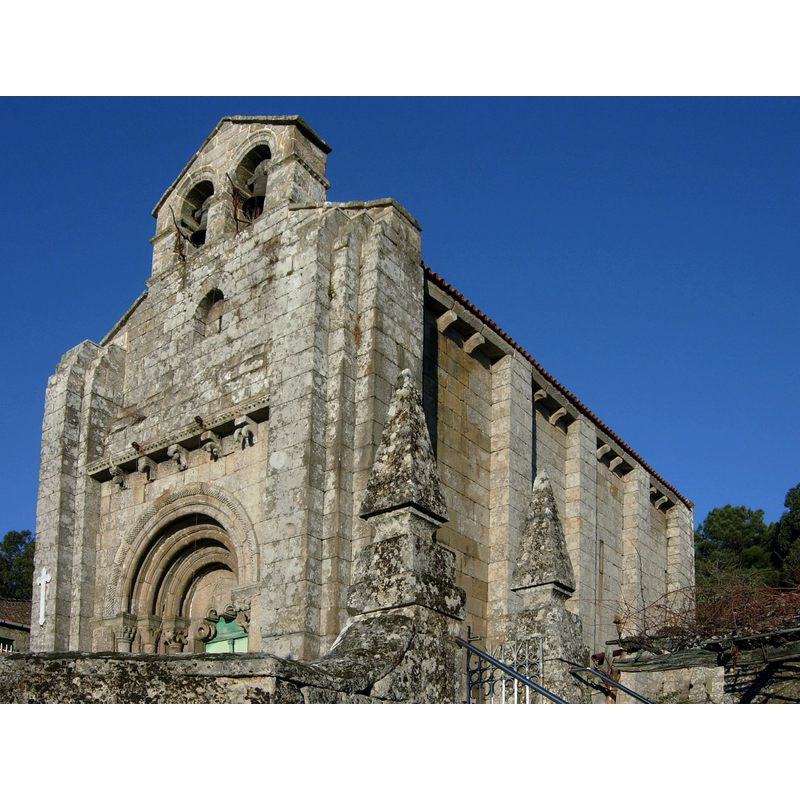 Source caption: "Iglesia de San Xulián de Astureses. Iglesia romanica fundada en el siglo XII. Presenta planta de nave única y ábside semicircular precedido de un tramo recto."