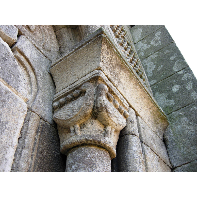 Source caption: "Capitel de la portada septentrional."