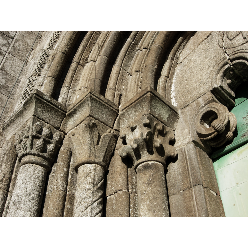 Source caption: "Capiteles y mocheta en la portada occidental."
