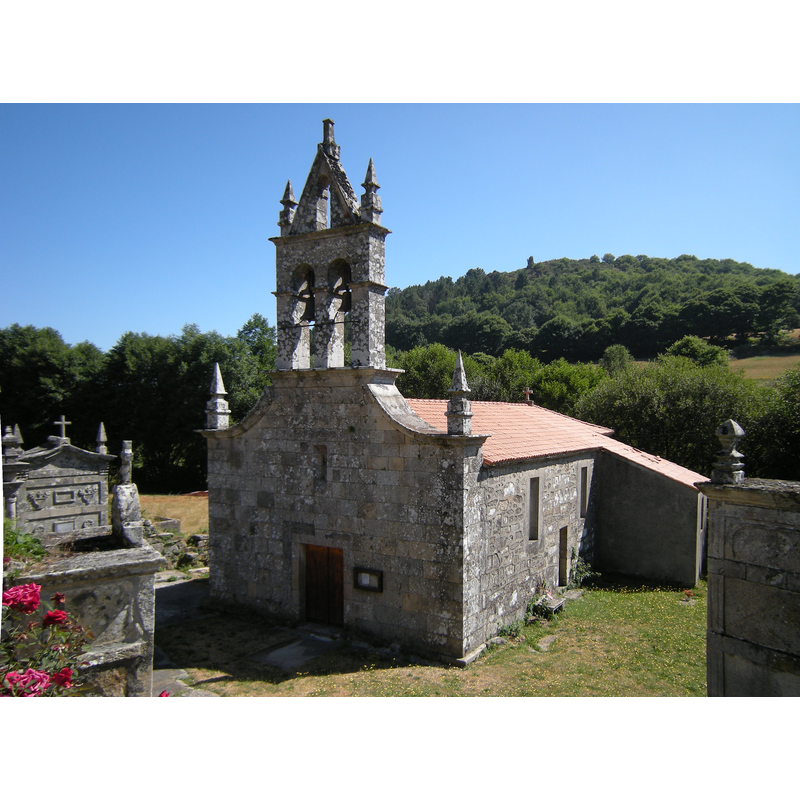 Source caption: "Iglesia de posible origen románico reedificada en el siglo XVI. Tan solo conserva de su primitiva fábrica dos canecillos en su cabecera."