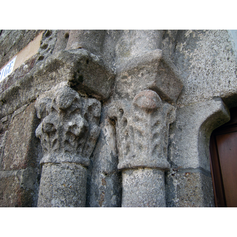 Source caption: "Capiteles de la portada occidental."