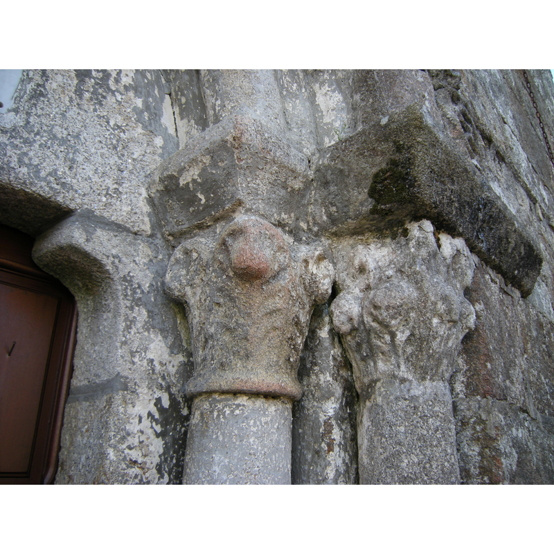 Source caption: "Capiteles de la portada occidental."