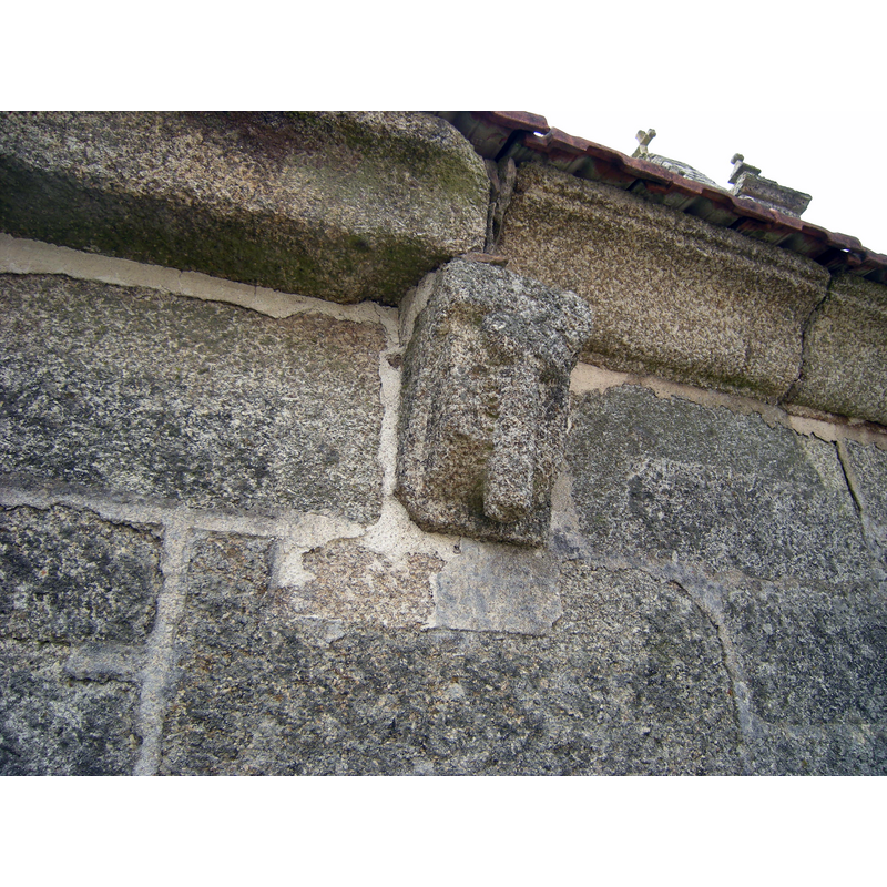 Source caption: "Canecillo en la cornisa norte de la nave."