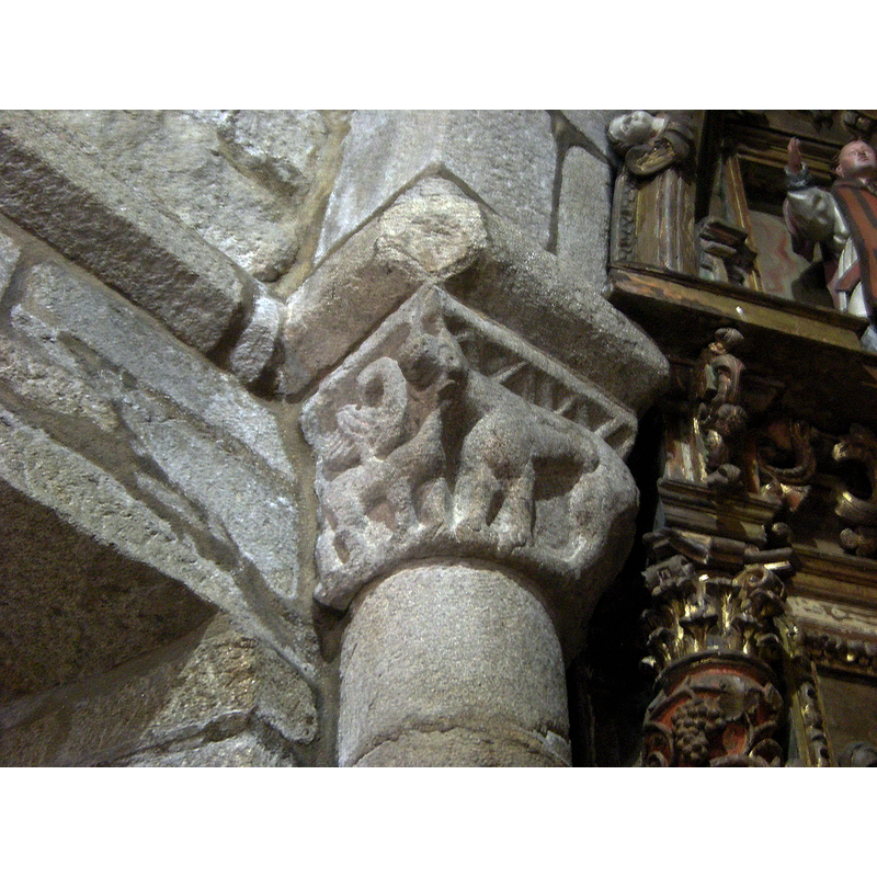 Source caption: "Detalle de uno de los capiteles del arco toral del presbiterio."