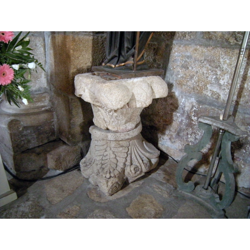 Source caption: "Capiteles reutilizados en el interior de la iglesia."
