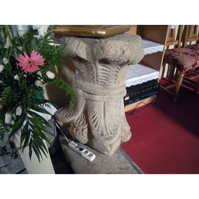 Source caption: "Capiteles reutilizados en el interior de la iglesia."