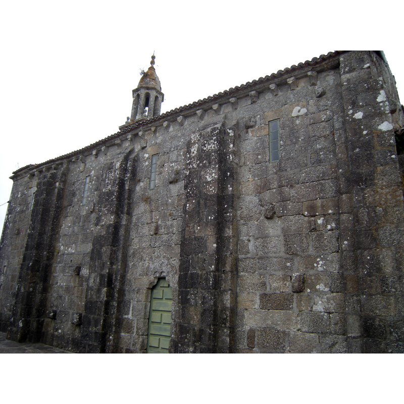 Source caption: "Construida en el siglo XII, perteneció a un antiguo monasterio benedictino. Sufre reformas en el siglo XVIII cambiando por completo el hastial occidental y uno de los muros absidiales."